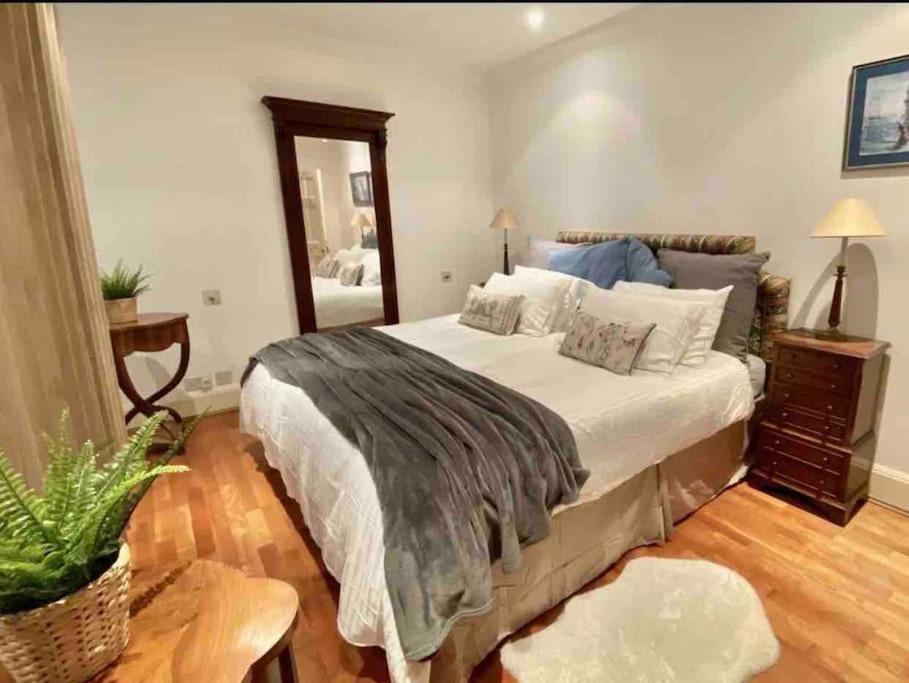 Spacious Flat In The Most Desirable Area Of ลอนดอน ภายนอก รูปภาพ