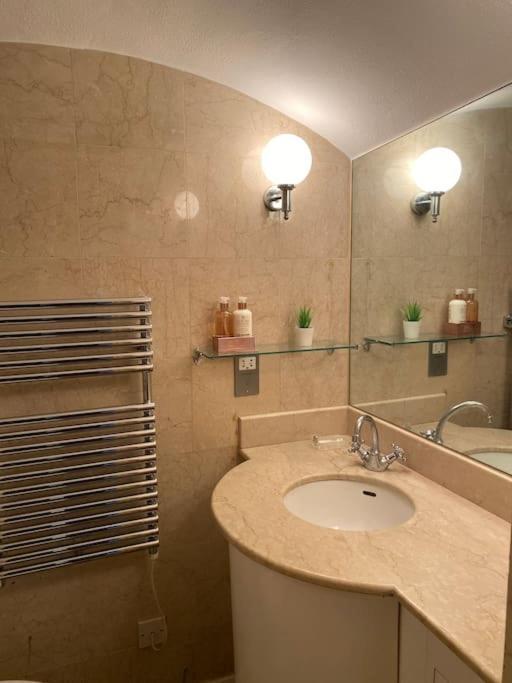 Spacious Flat In The Most Desirable Area Of ลอนดอน ภายนอก รูปภาพ