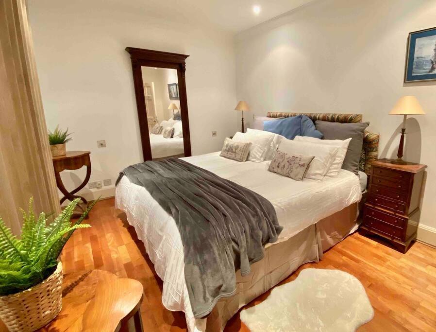 Spacious Flat In The Most Desirable Area Of ลอนดอน ภายนอก รูปภาพ